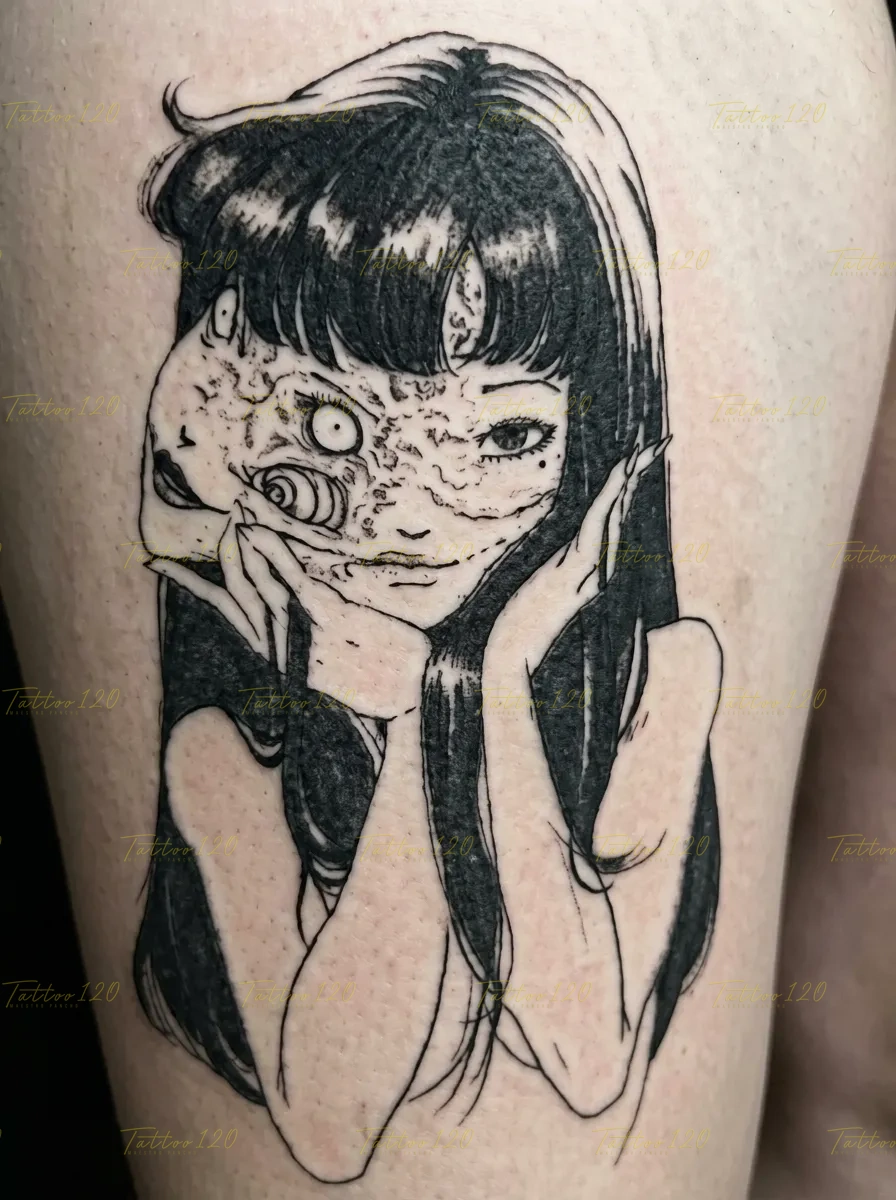 Tatuaje en blanco y negro en la piel del personaje Tomie Kawakami, de estilo manga de terror de Junji Ito, mostrando su rostro dividido y texturas detalladas. estilo anime, manga e ilustraciones, realizado en el estudio Tattoo120 en Colina, Región Metropolitana.