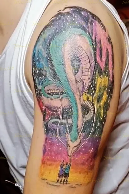 Tatuaje artístico en el brazo que muestra al dragón Haku de El viaje de Chihiro alzándose sobre un fondo cósmico multicolor con galaxias y dos pequeñas siluetas abajo. estilo anime, manga e ilustraciones, realizado en el estudio Tattoo120 en Colina, Región Metropolitana.