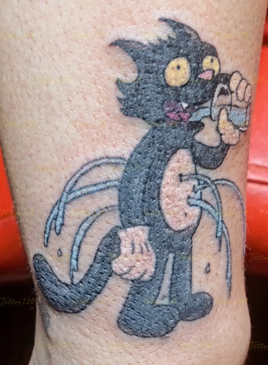 Tatuaje a color del gato Rasca (Scratchy) de Los Simpson bebiendo agua mientras le sale disparada por varios agujeros en el torso, en estilo cartoon. estilo anime, manga e ilustraciones, realizado en el estudio Tattoo120 en Colina, Región Metropolitana.