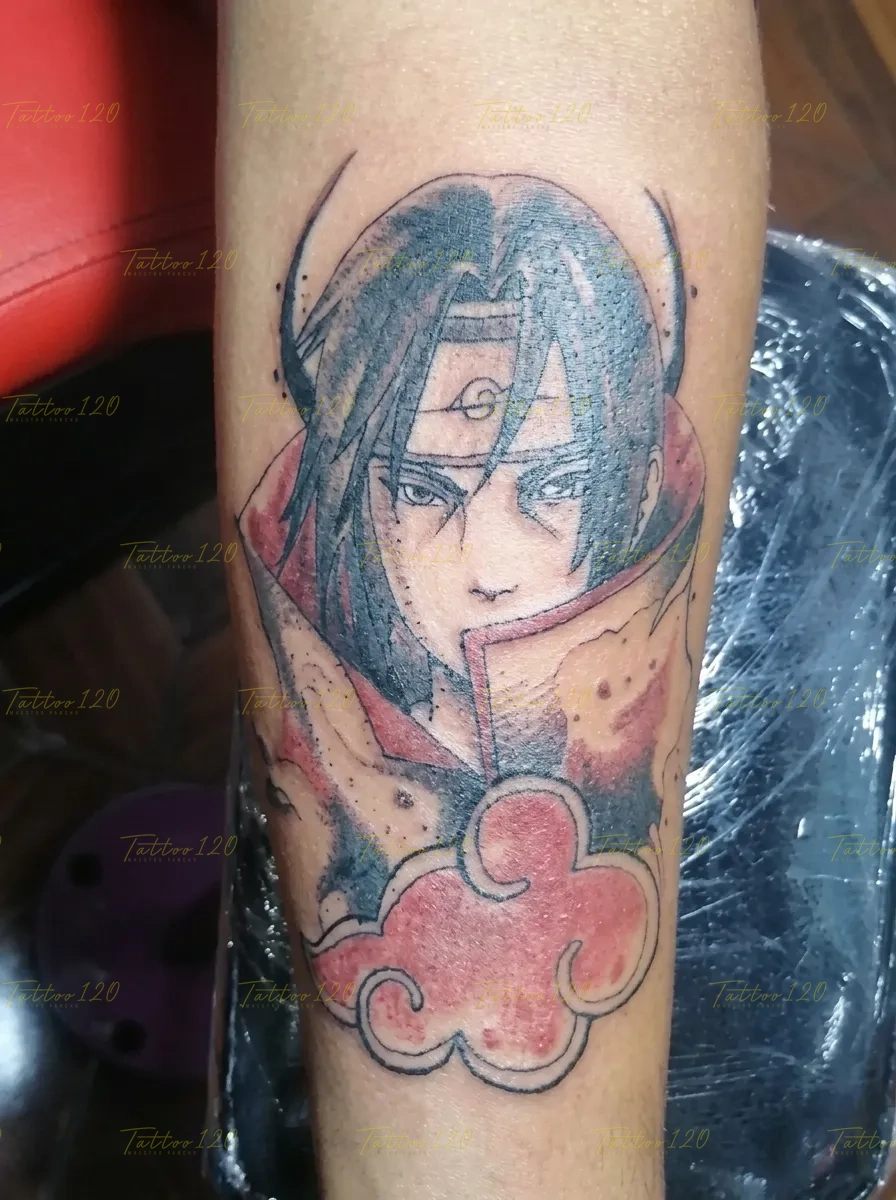 Tatuaje en el antebrazo del personaje Itachi Uchiha de Naruto con la capa de Akatsuki, detallado con sombreados y toques de tinta roja. estilo anime, manga e ilustraciones, realizado en el estudio Tattoo120 en Colina, Región Metropolitana.