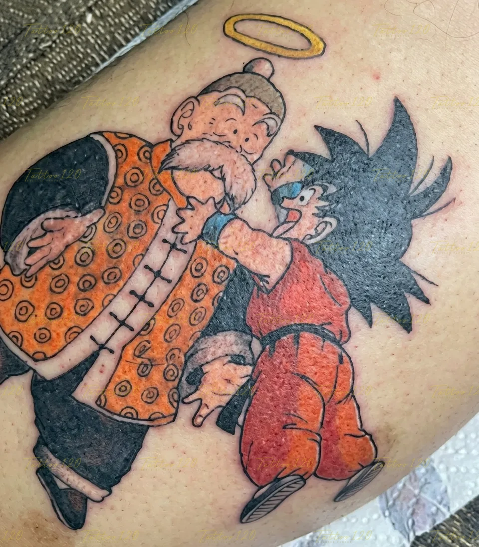 Tatuaje a color que muestra una escena emotiva de Dragon Ball con el Abuelo Gohan con aureola abrazando al pequeño Goku de niño. estilo anime, manga e ilustraciones, realizado en el estudio Tattoo120 en Colina, Región Metropolitana.