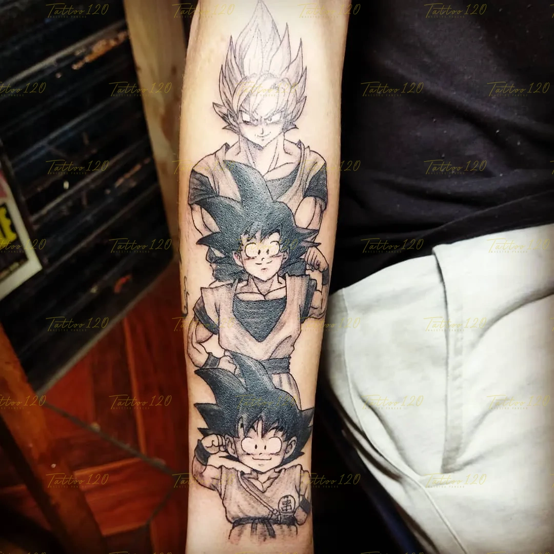 Tatuaje vertical en blanco y negro en el antebrazo que muestra las tres etapas de Goku de Dragon Ball, desde niño hasta su forma de Super Saiyajin. estilo anime, manga e ilustraciones, realizado en el estudio Tattoo120 en Colina, Región Metropolitana.