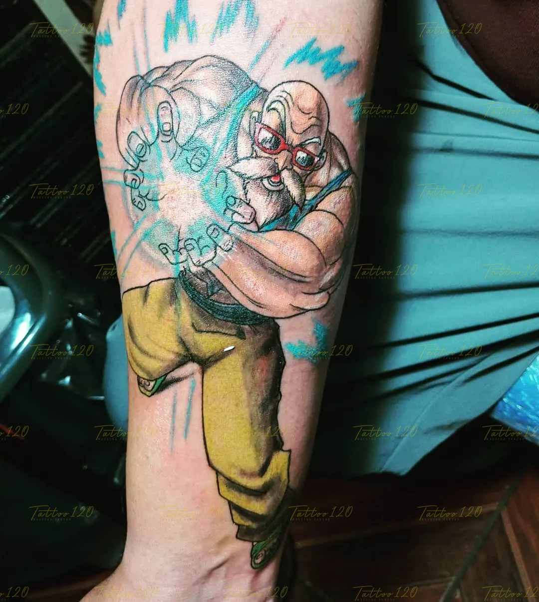 Tatuaje a color y muy detallado del Maestro Roshi de Dragon Ball en su forma musculosa lanzando un Kamehameha con destellos de energía celeste. estilo anime, manga e ilustraciones, realizado en el estudio Tattoo120 en Colina, Región Metropolitana.