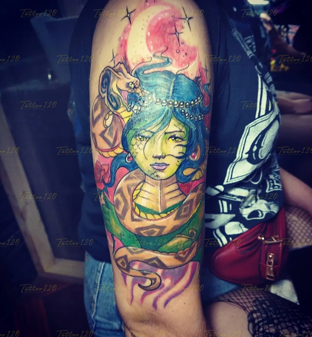 Tatuaje a todo color en el brazo que representa a Medusa con cabello azul, piel verdosa y una gran serpiente enroscada a su alrededor, bajo un cielo nocturno rosa. estilo anime, manga e ilustraciones, realizado en el estudio Tattoo120 en Colina, Región Metropolitana.