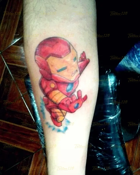 Tatuaje a color de Iron Man de Marvel en un tierno estilo chibi o cartoon, capturado en una pose de vuelo con propulsores celestes en los pies. estilo anime, manga e ilustraciones, realizado en el estudio Tattoo120 en Colina, Región Metropolitana.