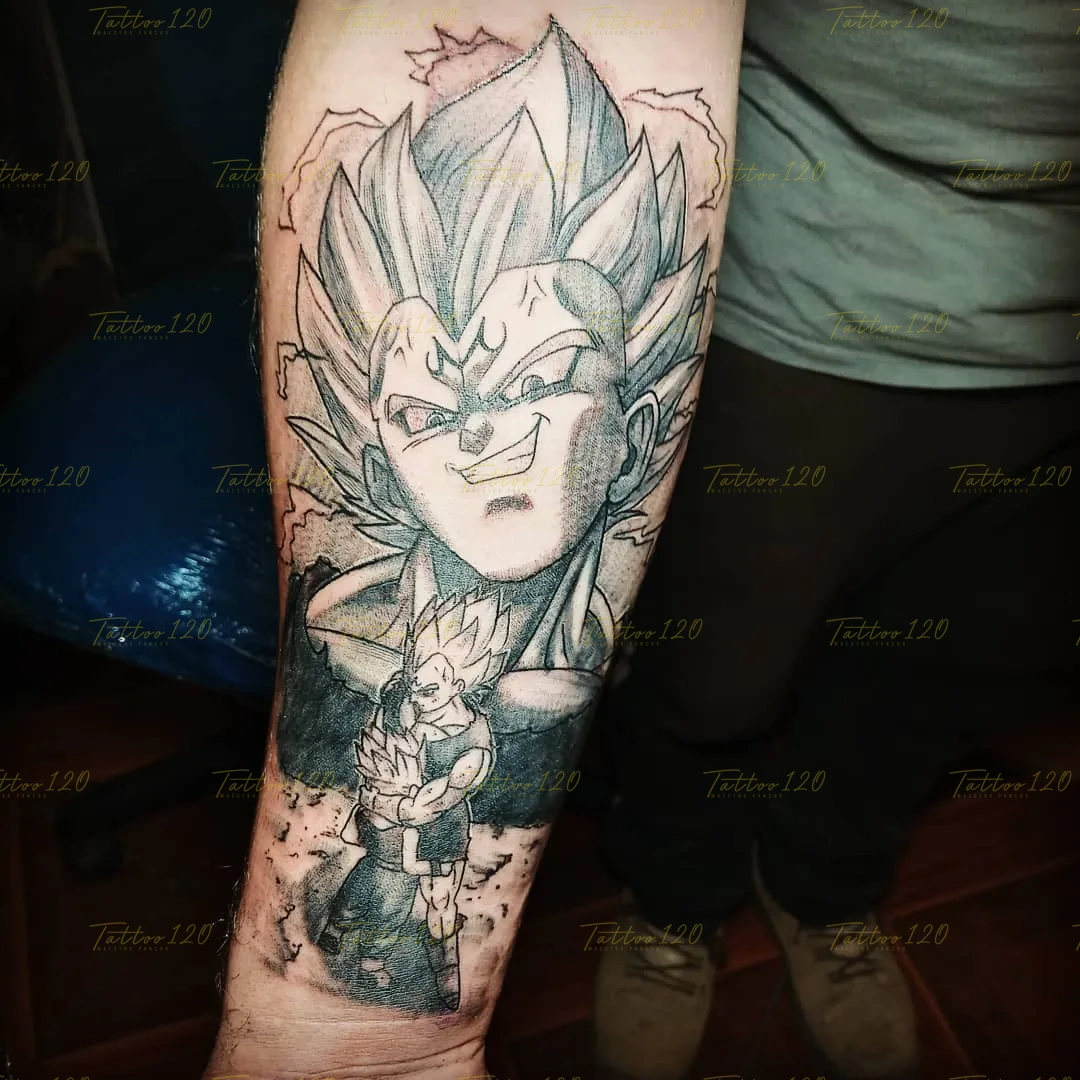 Tatuaje detallado en blanco y negro que muestra un primer plano del rostro sonriente de Majin Vegeta y una escena inferior de él abrazando a Trunks. estilo anime, manga e ilustraciones, realizado en el estudio Tattoo120 en Colina, Región Metropolitana.
