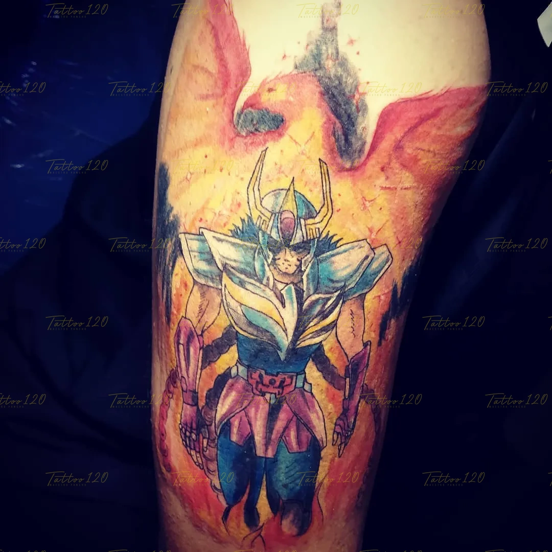 Tatuaje grande a color en la pierna de Ikki de Fénix de Los Caballeros del Zodíaco, vistiendo su armadura con un fondo imponente de fuego y el ave fénix. estilo anime, manga e ilustraciones, realizado en el estudio Tattoo120 en Colina, Región Metropolitana.