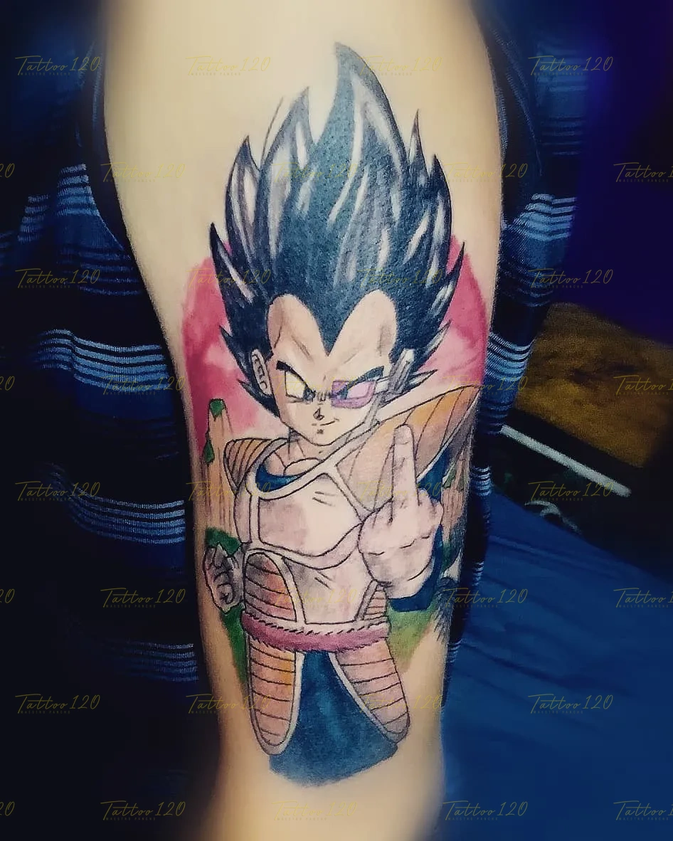 Tatuaje a color del personaje Vegeta de Dragon Ball Z con su armadura de saiyajin clásica y rastreador en el ojo, estilo anime, manga e ilustraciones, realizado en el estudio Tattoo120 en Colina, Región Metropolitana.