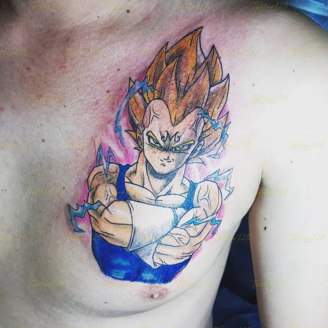 Tatuaje a color en el pecho de Majin Vegeta de Dragon Ball con cabello rubio y rayos celestes de energía a su alrededor, estilo anime, manga e ilustraciones, realizado en el estudio Tattoo120 en Colina, Región Metropolitana.
