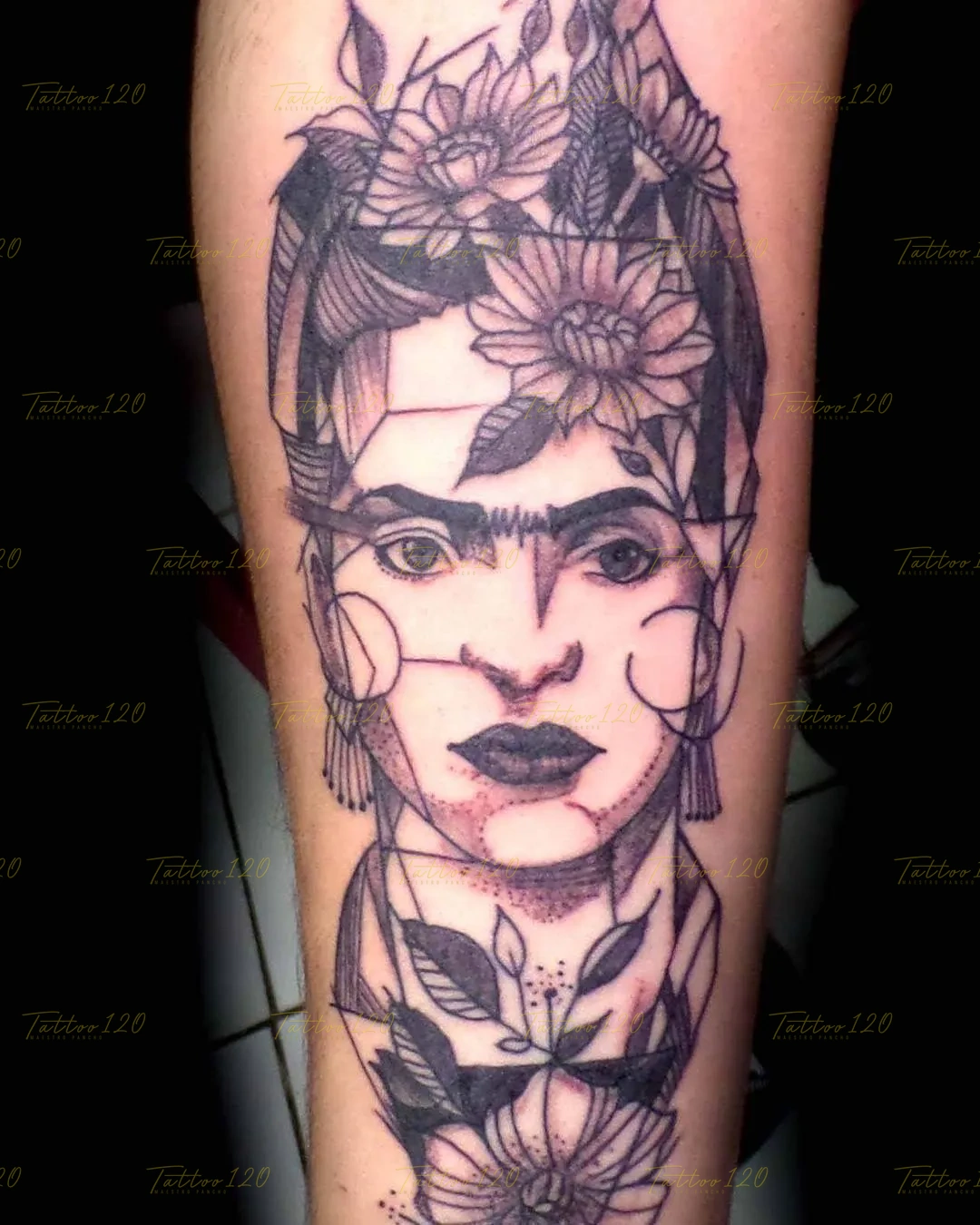 Tatuaje en blanco y negro del rostro de Frida Kahlo con flores en el cabello mezclado con líneas geométricas y sombreados, estilo anime, manga e ilustraciones, realizado en el estudio Tattoo120 en Colina, Región Metropolitana.