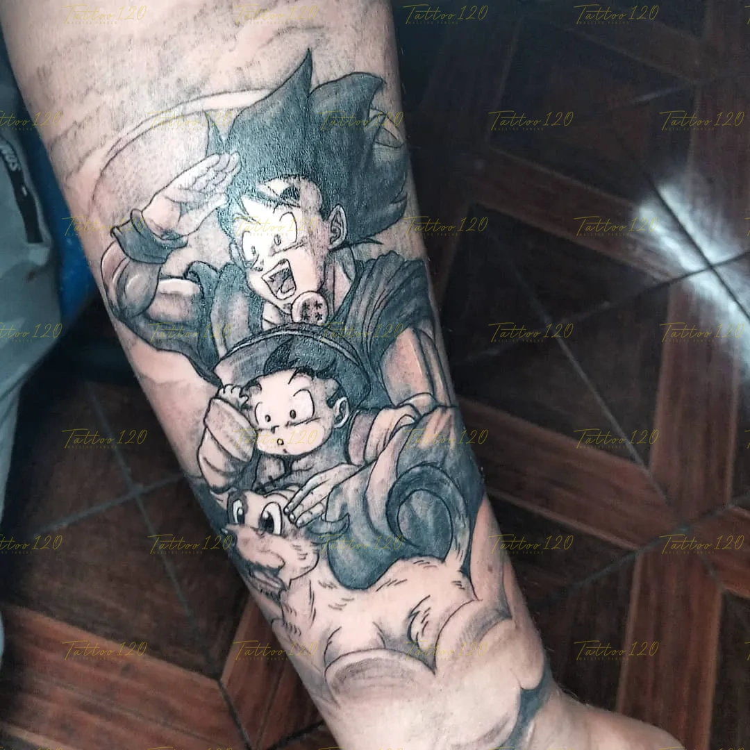 Tatuaje en blanco y negro que recrea la clásica escena de Dragon Ball Z con Goku saludando junto al pequeño Gohan sobre el dragón, estilo anime, manga e ilustraciones, realizado en el estudio Tattoo120 en Colina, Región Metropolitana.