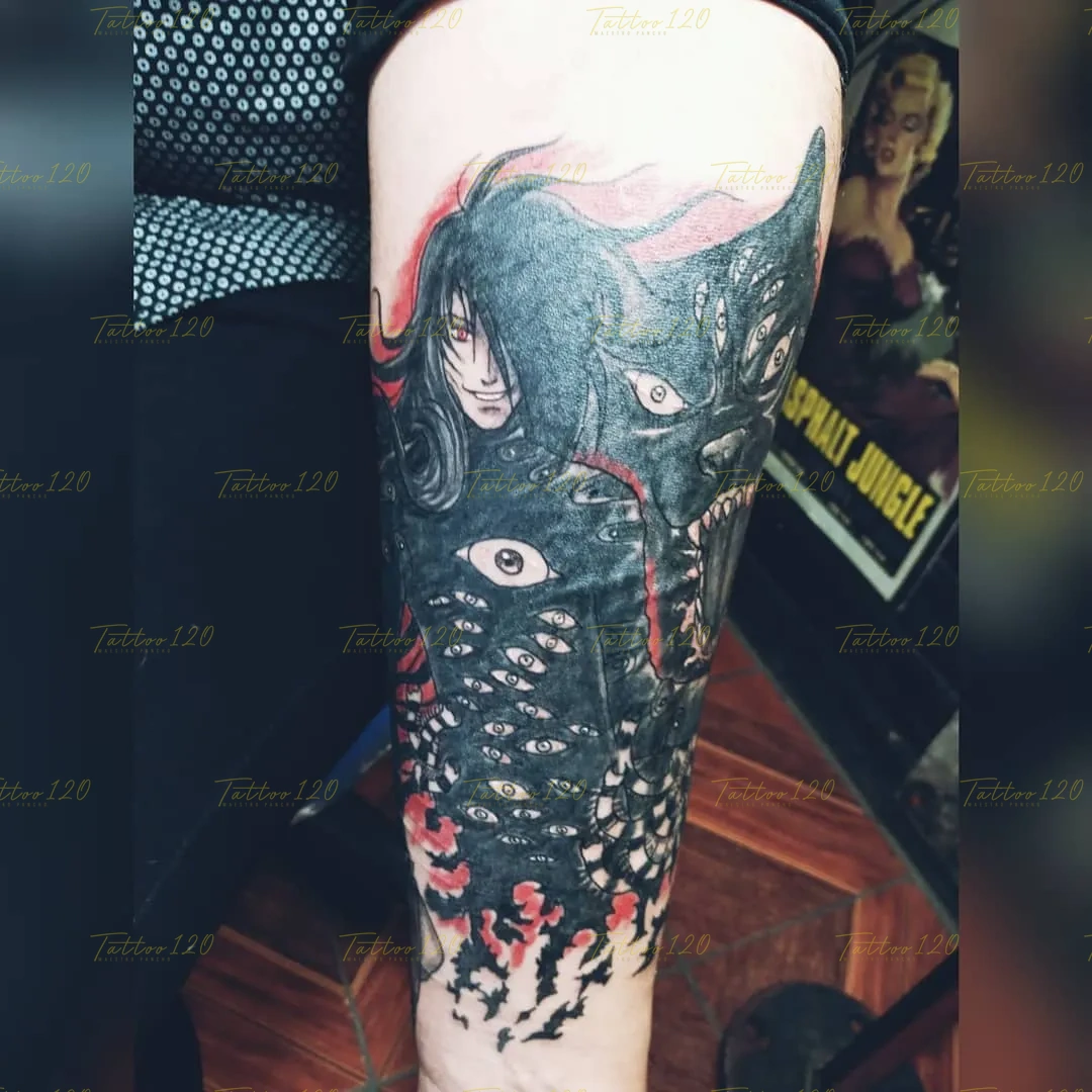 Tatuaje grande y detallado en tonos oscuros y rojos inspirado en Alucard de Hellsing rodeado de múltiples ojos, estilo anime, manga e ilustraciones, realizado en el estudio Tattoo120 en Colina, Región Metropolitana.