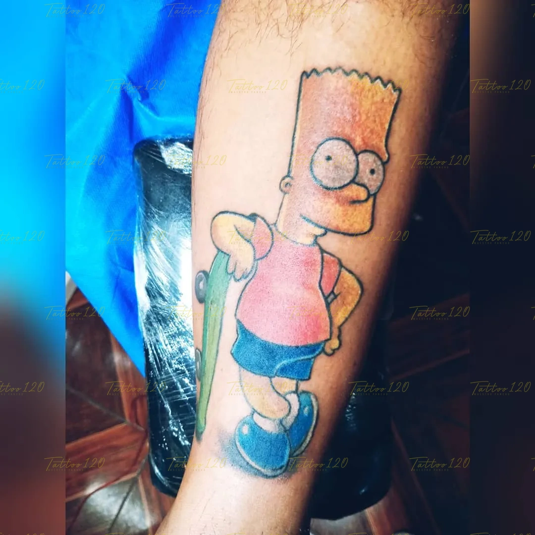 Tatuaje a color en la pierna del personaje Bart Simpson de Los Simpson posando apoyado en su patineta verde, estilo anime, manga e ilustraciones, realizado en el estudio Tattoo120 en Colina, Región Metropolitana.