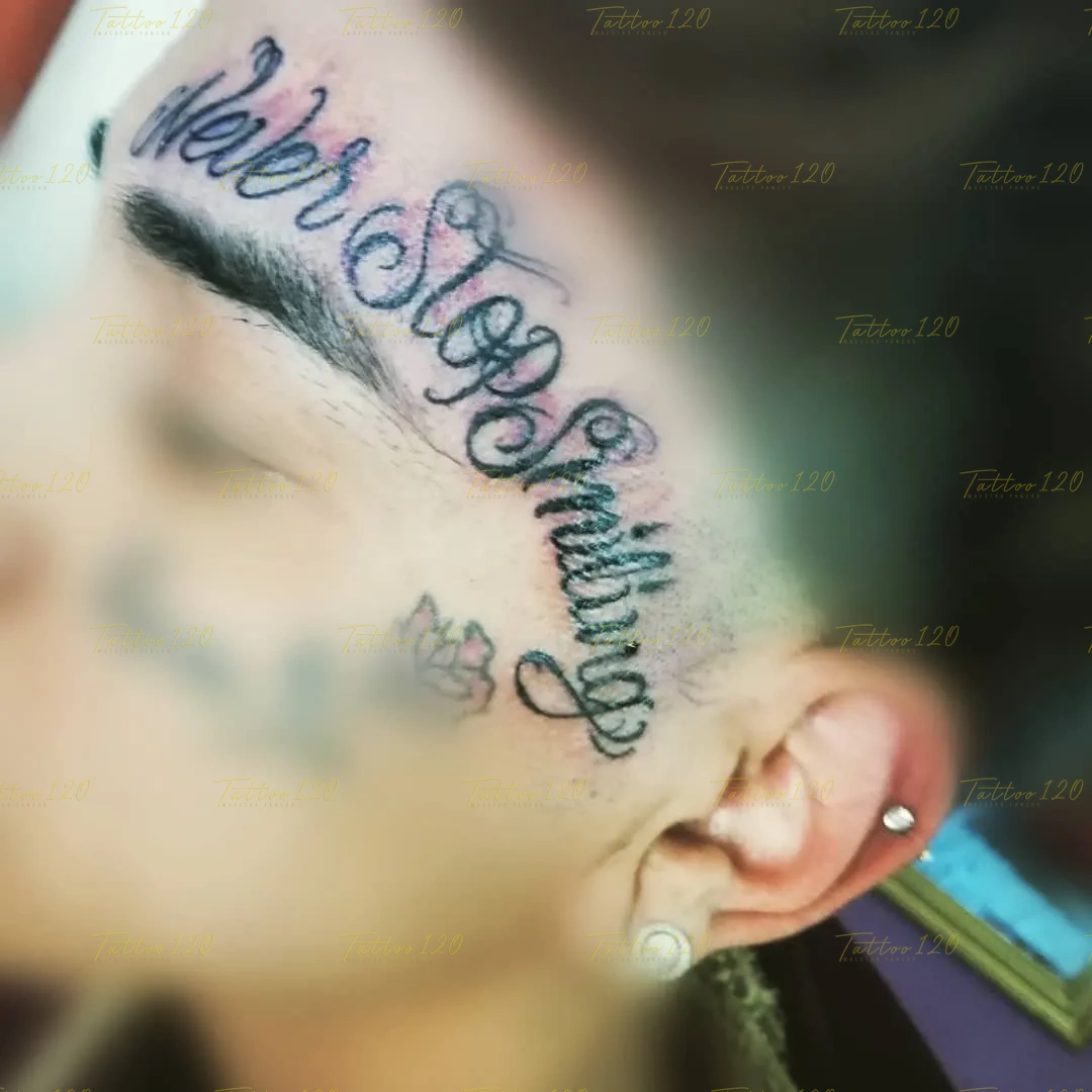 Tatuaje delicado en el cuello por debajo de la oreja con la frase Never Stop Smiling en cursiva y pequeñas mariposas, en estilo de letras, frases y chicano, realizado en el estudio Tattoo120 en Colina, Región Metropolitana.