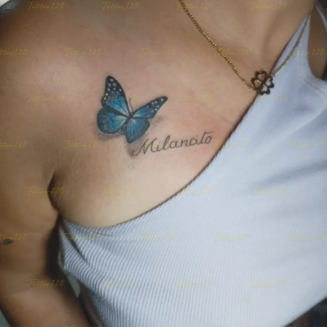Tatuaje fino cerca de la clavícula de una mariposa azul con efecto 3D sobre el nombre Milancito en cursiva, en estilo de línea fina y minimalistas, realizado en el estudio Tattoo120 en Colina, Región Metropolitana.