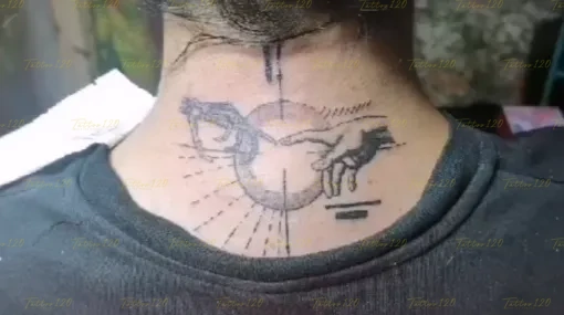 Tatuaje en la nuca inspirado en La Creación de Adán de Miguel Ángel integrado con un círculo y líneas geométricas abstractas, en estilo de línea fina y minimalistas, realizado en el estudio Tattoo120 en Colina, Región Metropolitana.