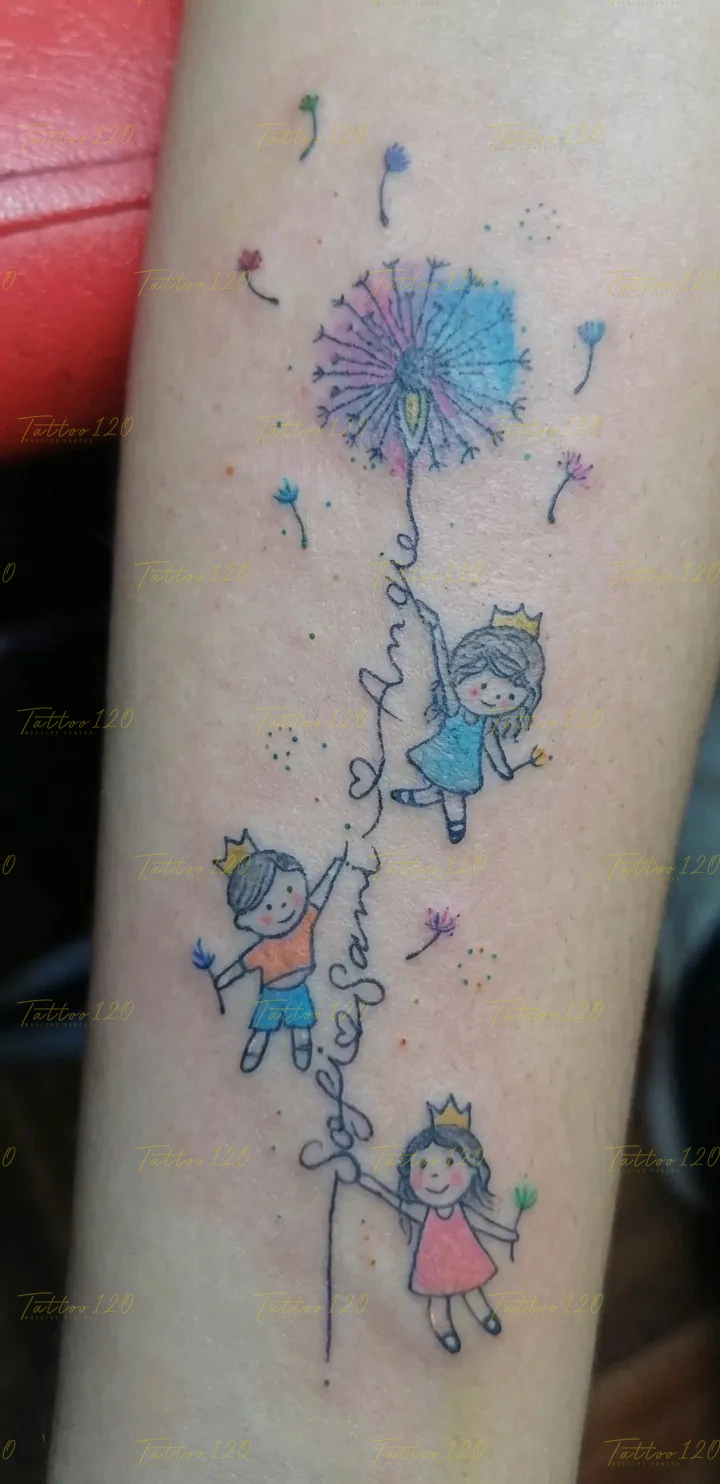 Tatuaje a color que muestra a tres niños con coronas sosteniéndose de un hilo conectado a un diente de león con los nombres Sofía, Jani y Angie, en estilo de línea fina y minimalistas, realizado en el estudio Tattoo120 en Colina, Región Metropolitana.
