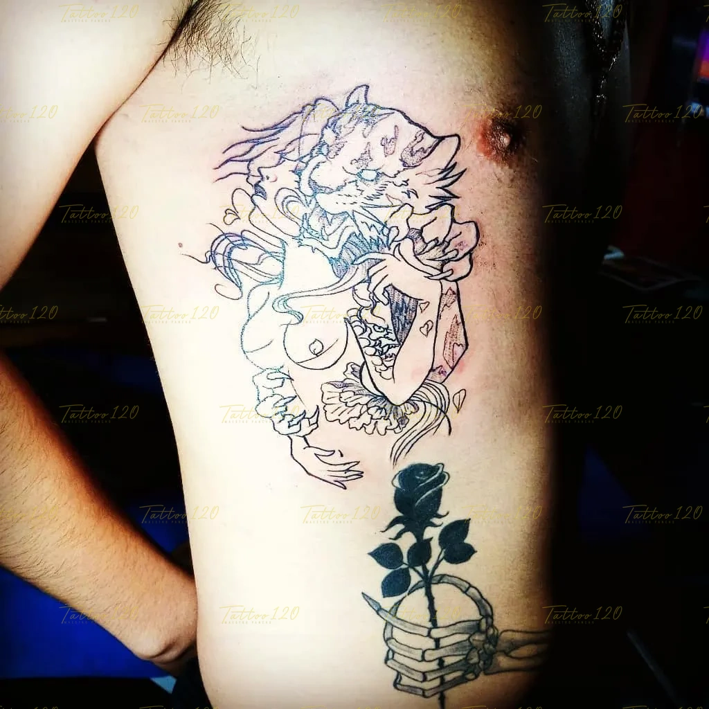 Tatuaje lineal en el torso que combina la cabeza de un gato con la figura parcial de una mujer y una rosa negra sostenida por manos esqueléticas abajo, en estilo de línea fina y minimalistas, realizado en el estudio Tattoo120 en Colina, Región Metropolitana.