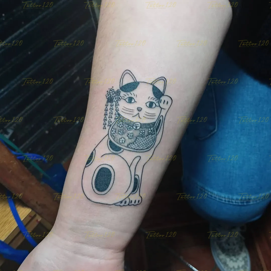 Tatuaje lineal en el antebrazo de un gato de la suerte japonés Maneki-neko con adornos florales tradicionales y cascabel, en estilo de línea fina y minimalistas, realizado en el estudio Tattoo120 en Colina, Región Metropolitana.