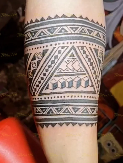 Tatuaje de brazalete en el antebrazo compuesto por patrones geométricos repetitivos y texturas tribales detalladas, en estilo de polinesios y tribales, realizado en el estudio Tattoo120 en Colina, Región Metropolitana.