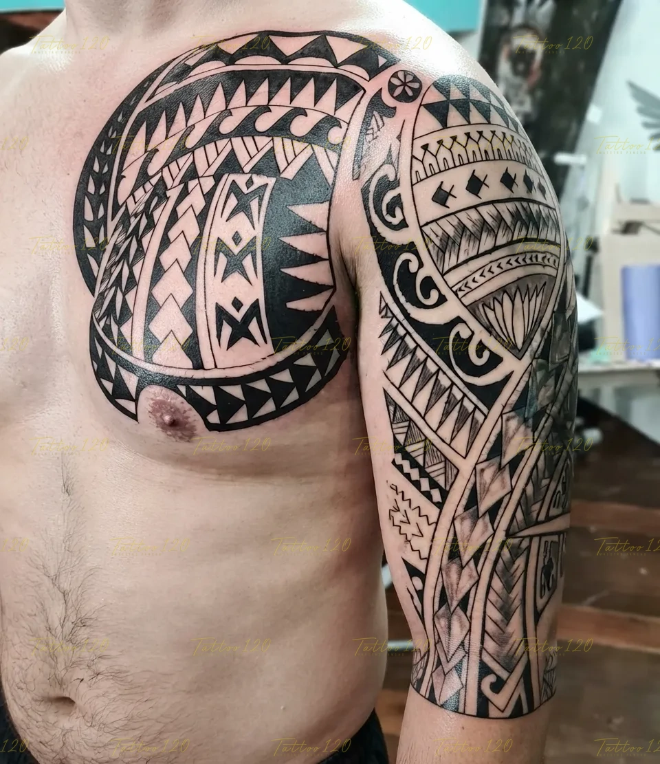 Tatuaje grande que cubre el pectoral y el brazo con una compleja composición maorí llena de patrones de puntas y espirales tradicionales, en estilo de polinesios y tribales, realizado en el estudio Tattoo120 en Colina, Región Metropolitana.