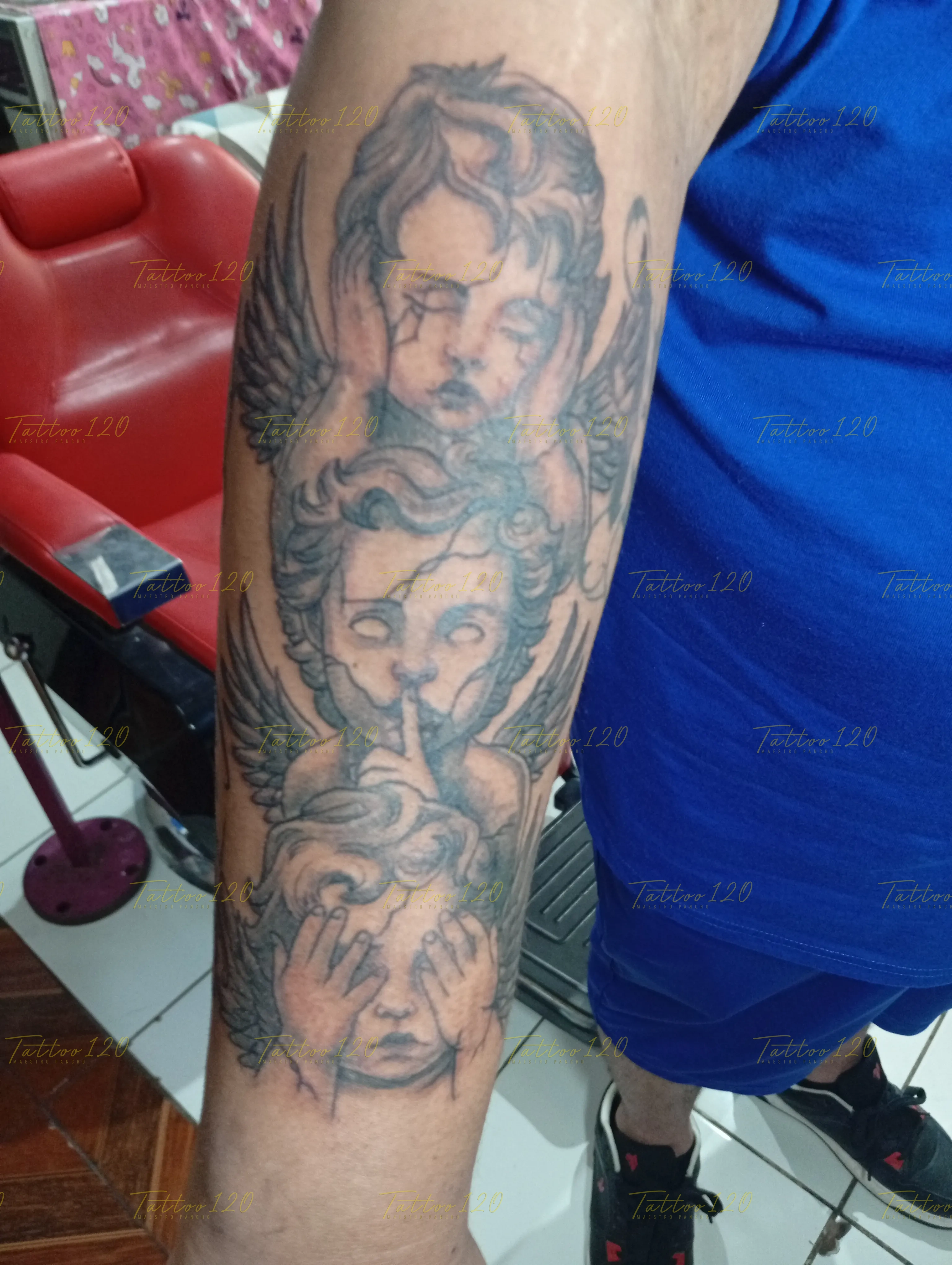 Tatuaje detallado en el brazo con tres ángeles querubines que representan la clásica alegoría de no ver, no oír y no hablar, en estilo de realistas, retratos y sombras, realizado en el estudio Tattoo120 en Colina, Región Metropolitana.