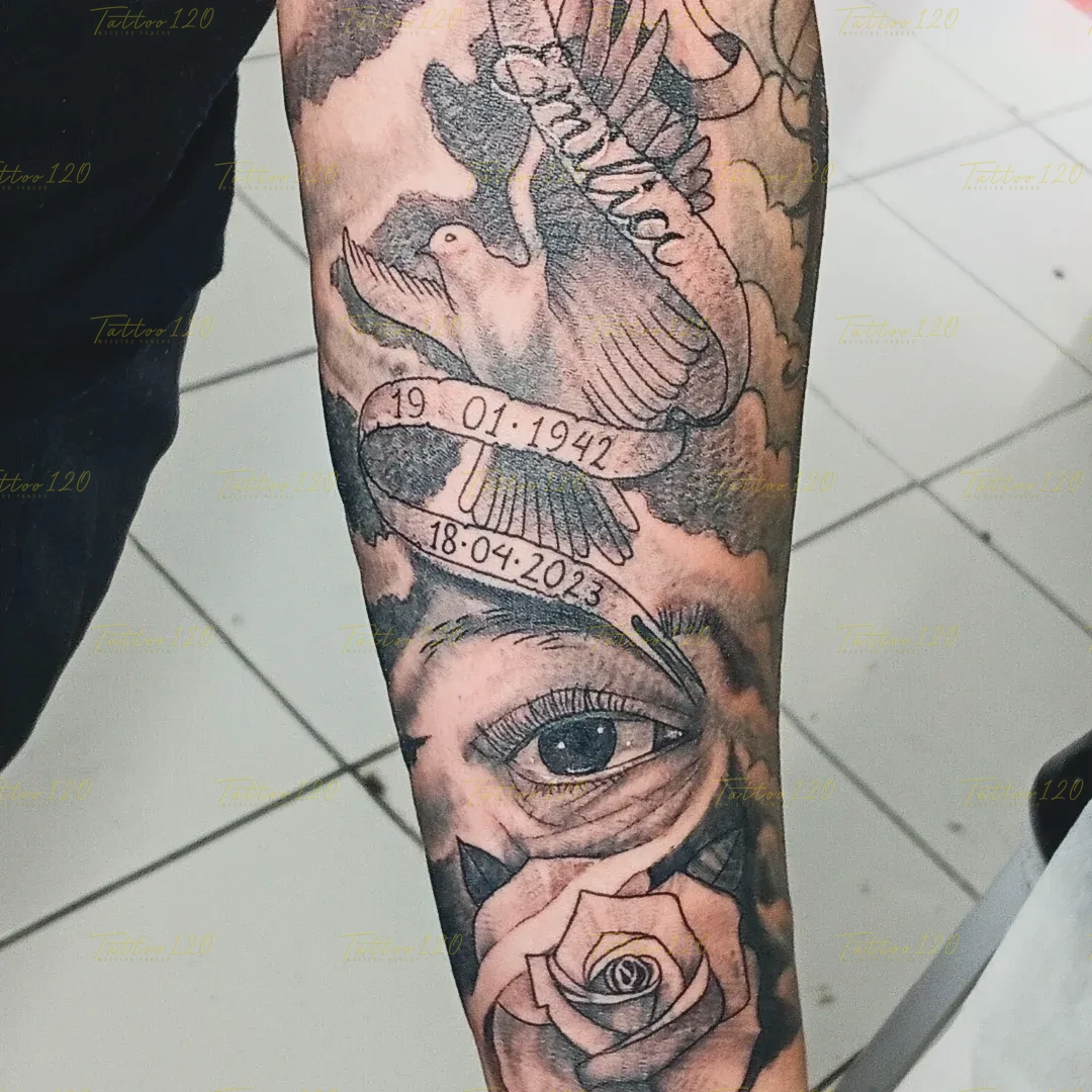 Tatuaje conmemorativo en el brazo que incluye el nombre Emilia, una paloma en vuelo, fechas significativas, un ojo realista y una rosa, en estilo de realistas, retratos y sombras, realizado en el estudio Tattoo120 en Colina, Región Metropolitana.