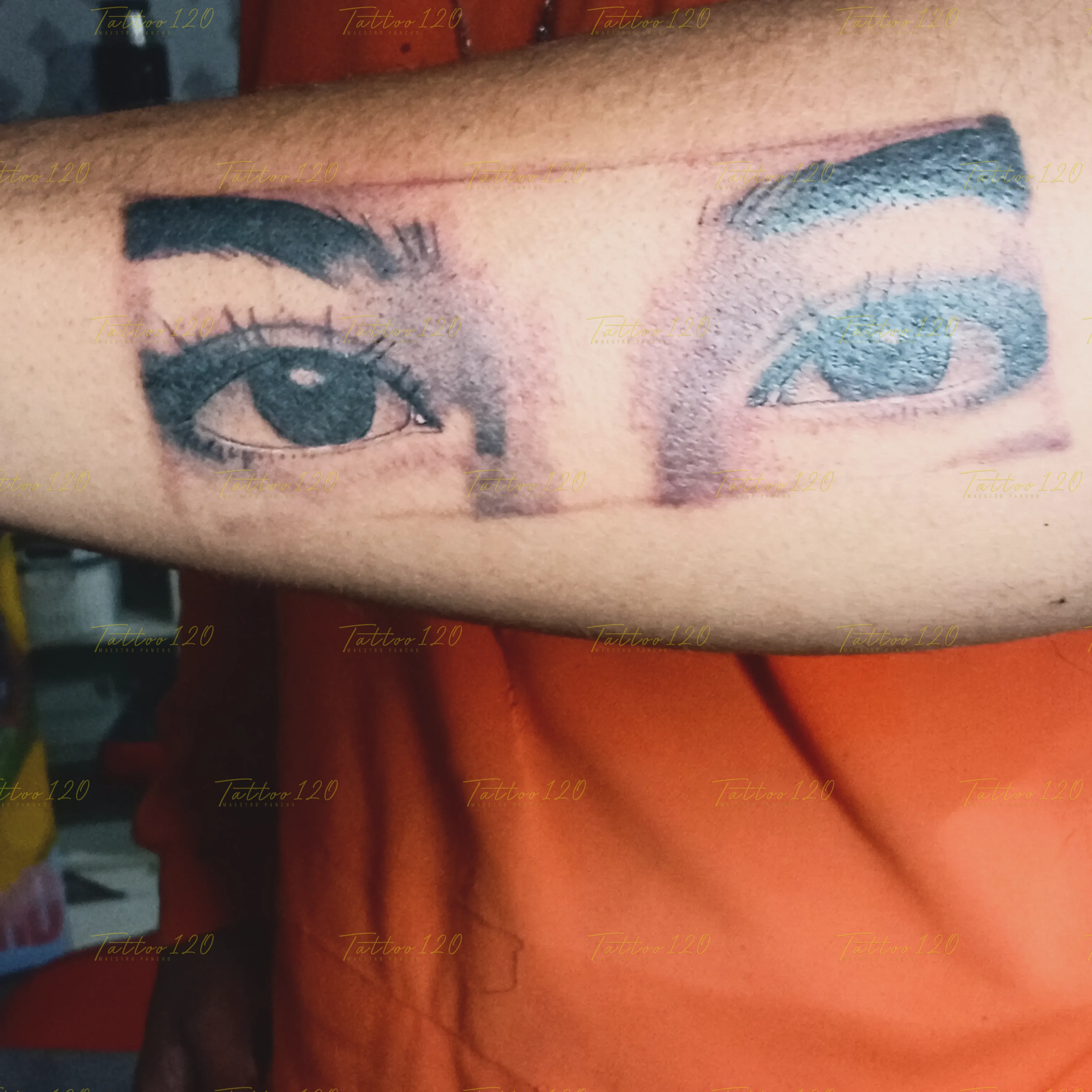 Tatuaje horizontal que muestra una mirada realista de ojos femeninos con cejas definidas y sombreados suaves en el brazo, en estilo de realistas, retratos y sombras, realizado en el estudio Tattoo120 en Colina, Región Metropolitana.