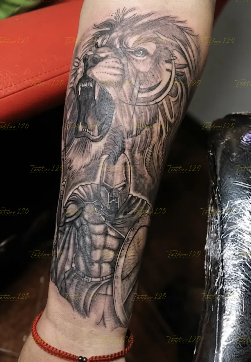 Tatuaje en el antebrazo de un león rugiendo detallado sobre la figura de un guerrero espartano con escudo, en estilo de realistas, retratos y sombras, realizado en el estudio Tattoo120 en Colina, Región Metropolitana.
