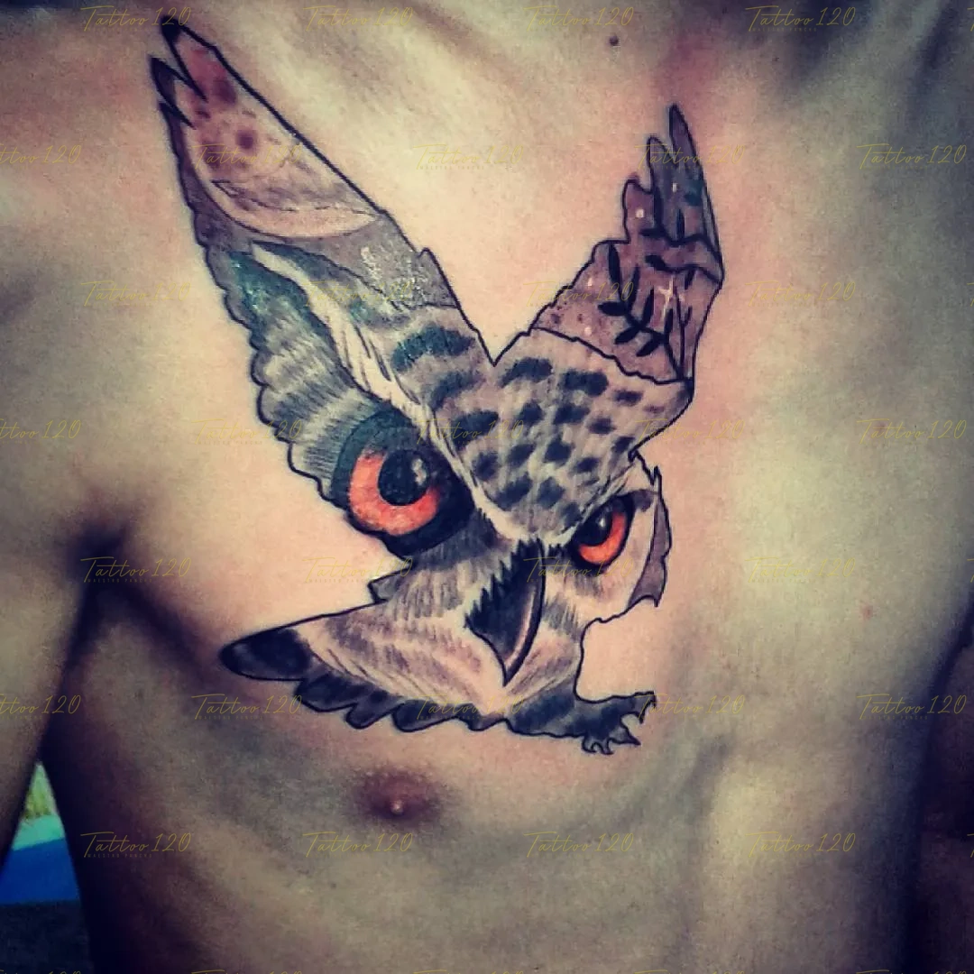 Tatuaje en el pecho que representa un búho en pleno vuelo con texturas de plumas detalladas y llamativos ojos en tono naranja, en estilo de realistas, retratos y sombras, realizado en el estudio Tattoo120 en Colina, Región Metropolitana.