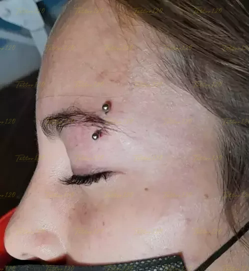 Piercing de ceja hecho en Tattoo 120
