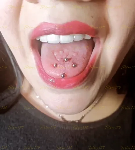 Perforación en la lengua estilo Surface con joyería premium en diamante, realizado en el estudio Tattoo120 en Colina, Región Metropolitana.